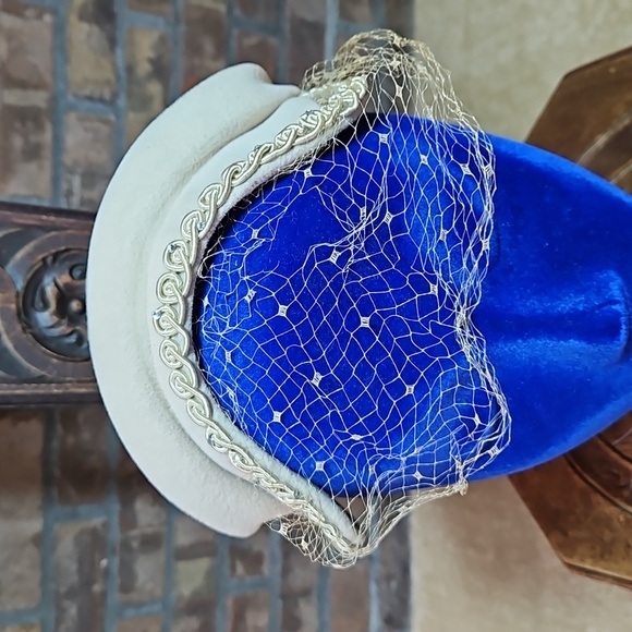 Vintage Christine Origional, New York ladies hat.  Felt, brocade, rhinestones. - Picture 2 of 7